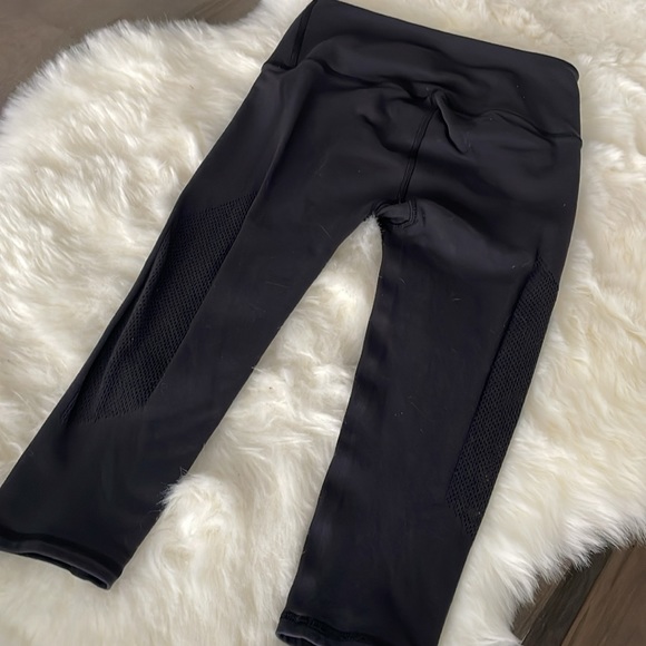 Lululemon 3/4 Reveal Leggings - Picture 4 of 5